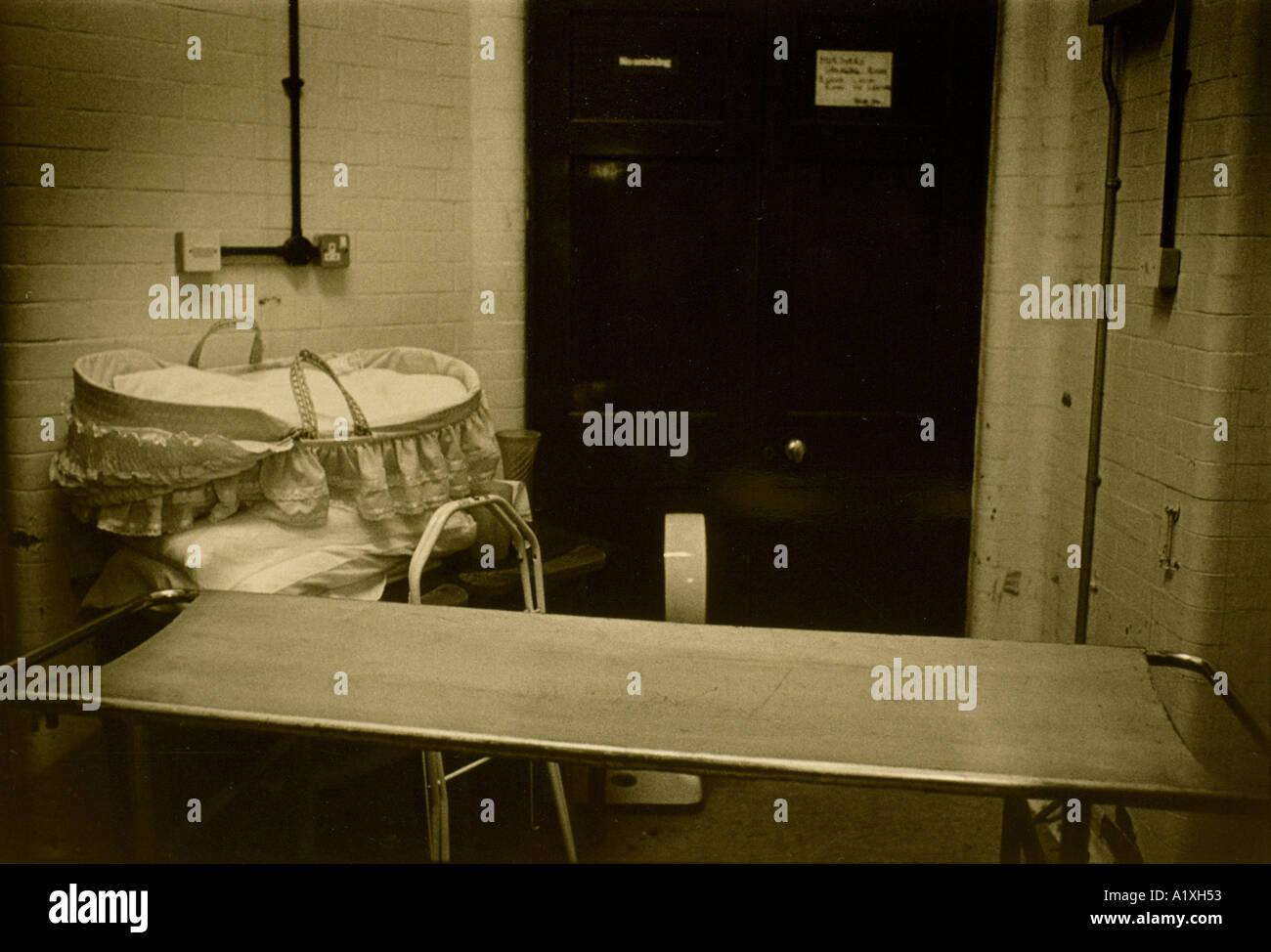 Berceau chariot vide mortuaire de l'hôpital Banque D'Images