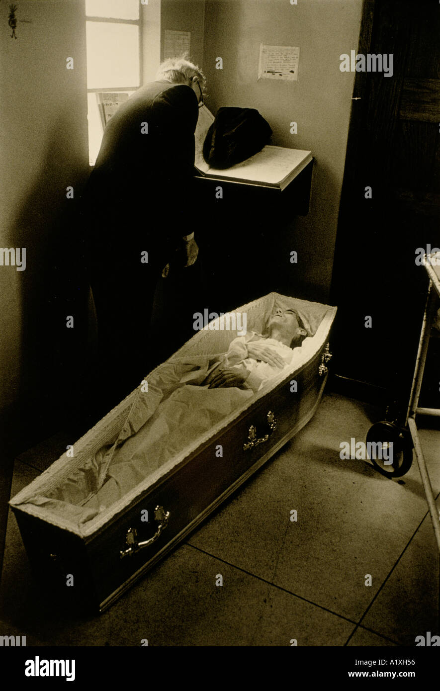 Corps en cercueil morgue de l'hôpital prêt à aller pour pompes funèbres Banque D'Images