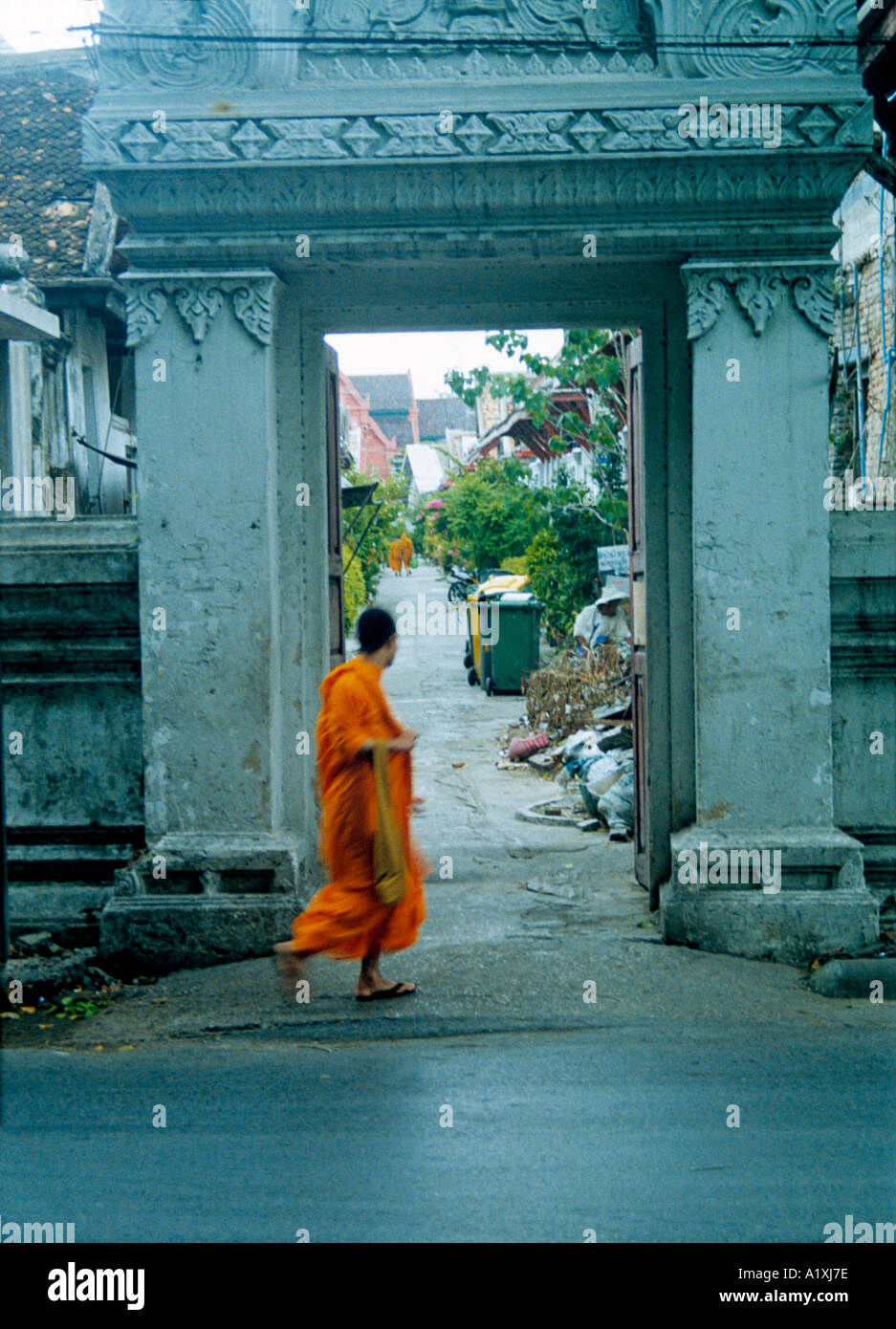 Un moine passant par Bangkok Thaïlande Banque D'Images