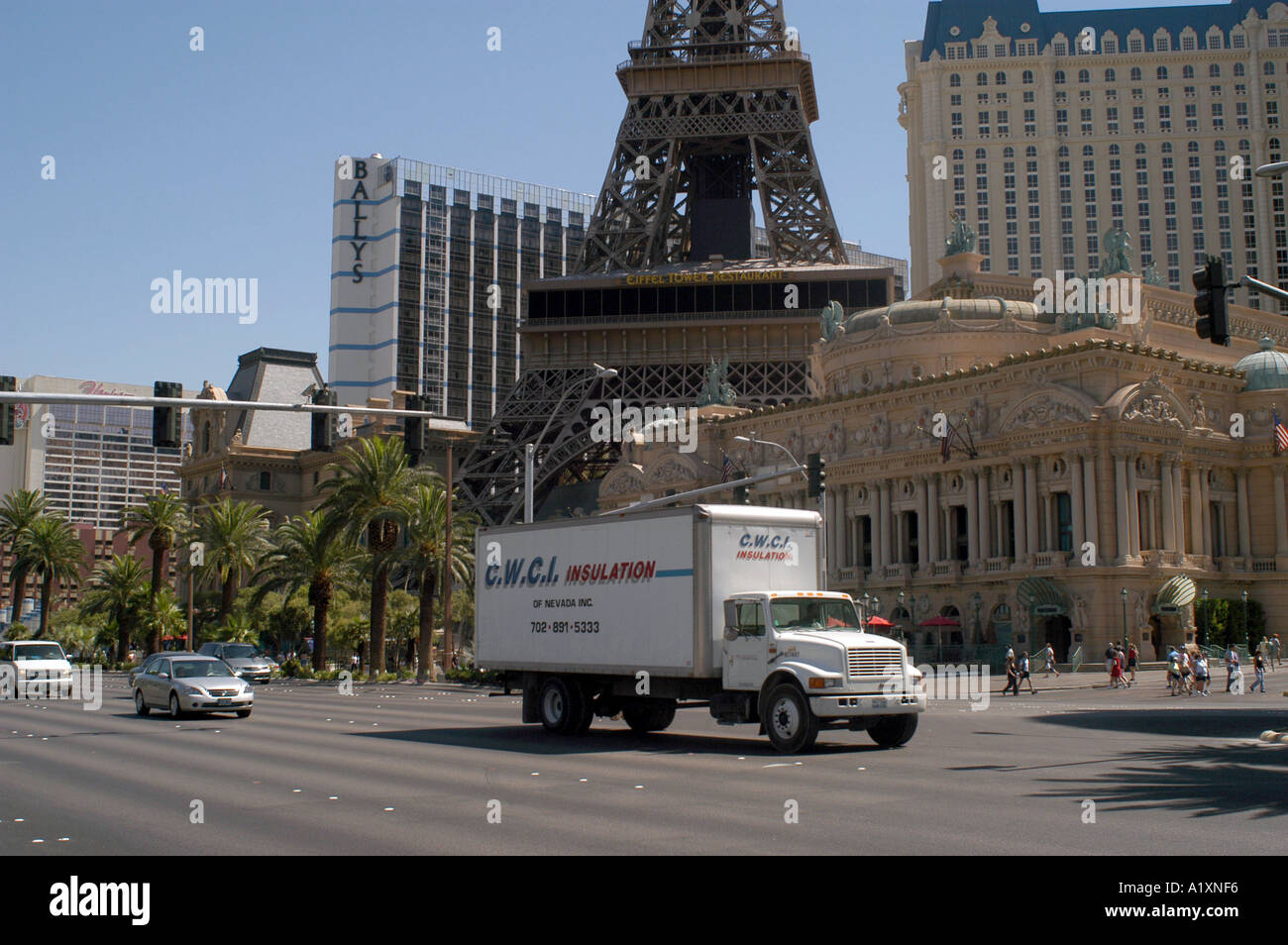 White van industriels passent le Restaurant Tour Eiffel Paris Hotel Casino The Strip Las Vegas Blvd Banque D'Images