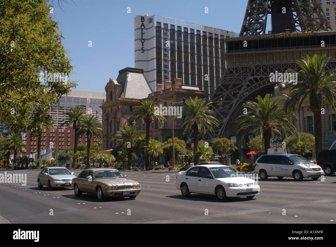 Les voitures qui circulent au-delà du Restaurant Tour Eiffel Paris Hotel Casino The Strip Las Vegas Blvd Banque D'Images