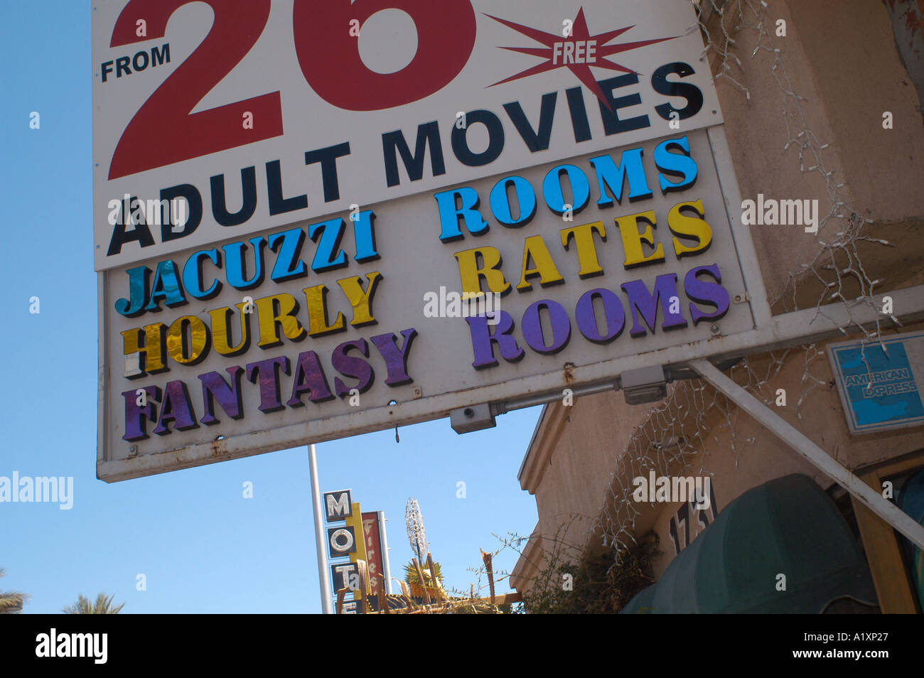 Motel bon marché sur le Boulevard Las Vegas Strip en néon offrant les films  adultes chambres jacuzzi tarifs horaires et prix fantasy Photo Stock - Alamy