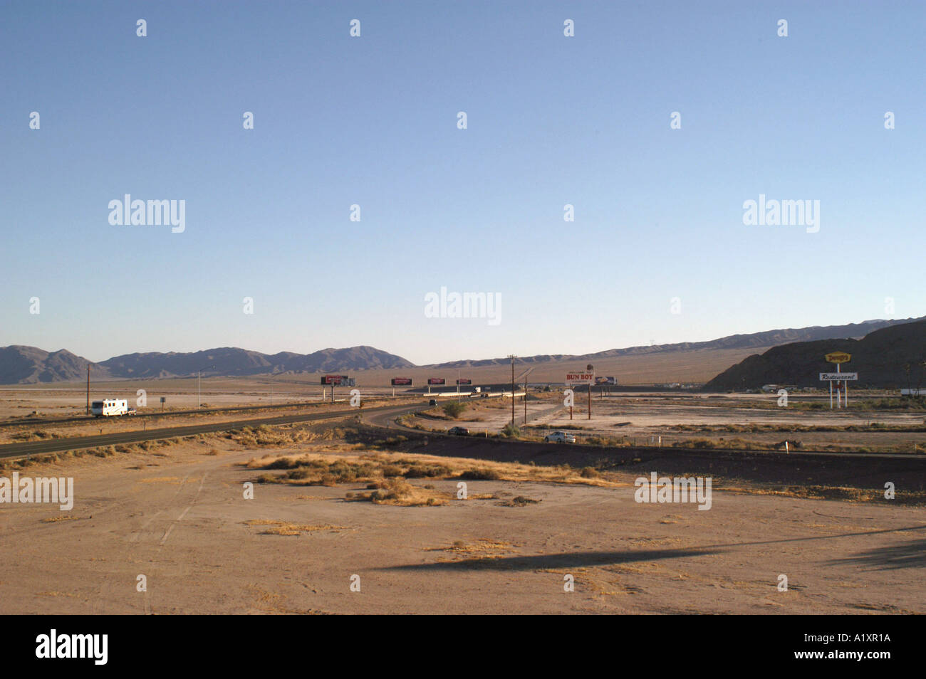 R V véhicule récréatif ou camping-van traversant le désert de Mojave sur l'Interstate 40 sur le chemin de Los Angeles Baker Banque D'Images