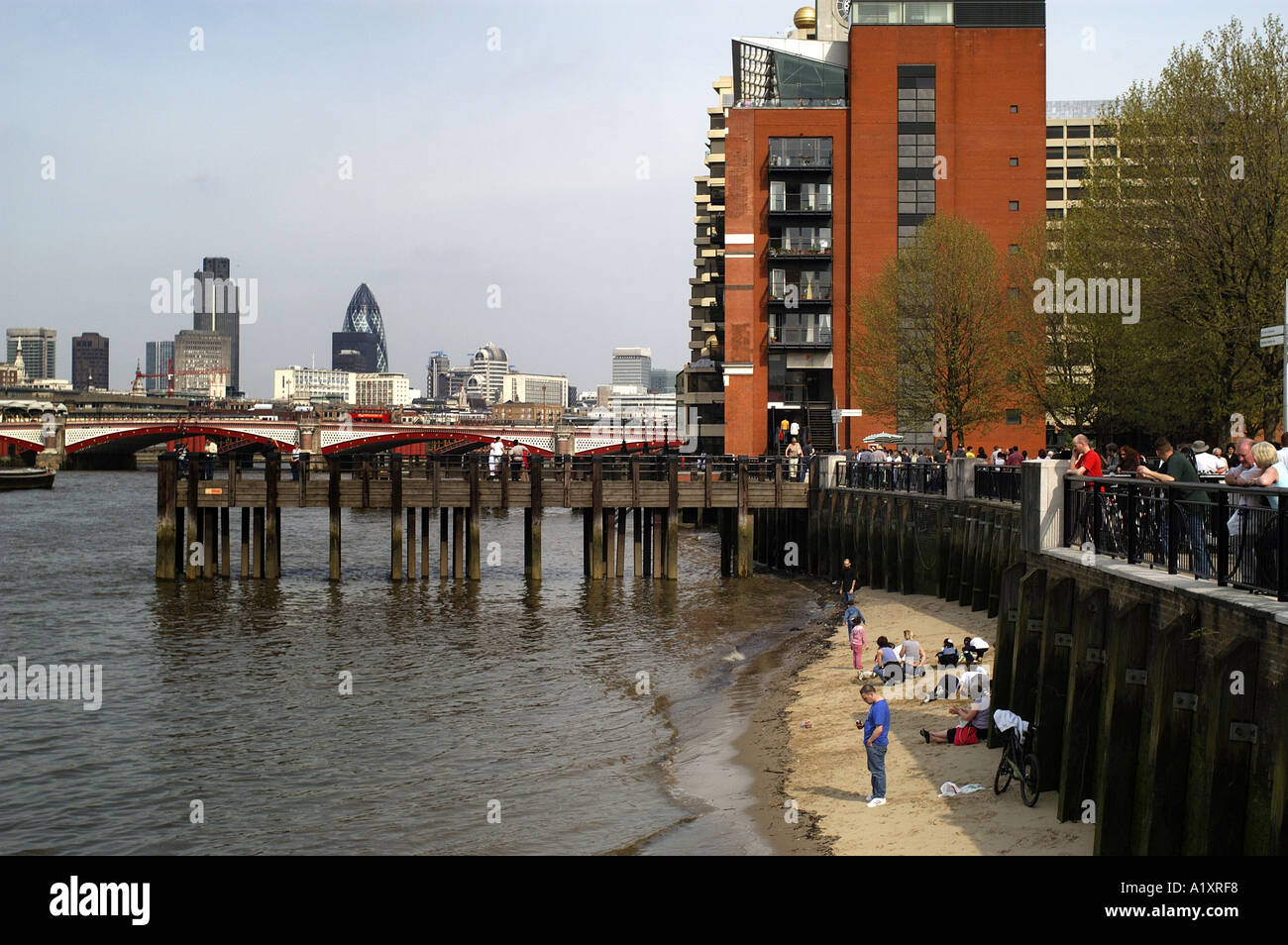 Le soleil jouant sur la plage à Gabriels wharf tamise les toits de Londres en arrière-plan Banque D'Images