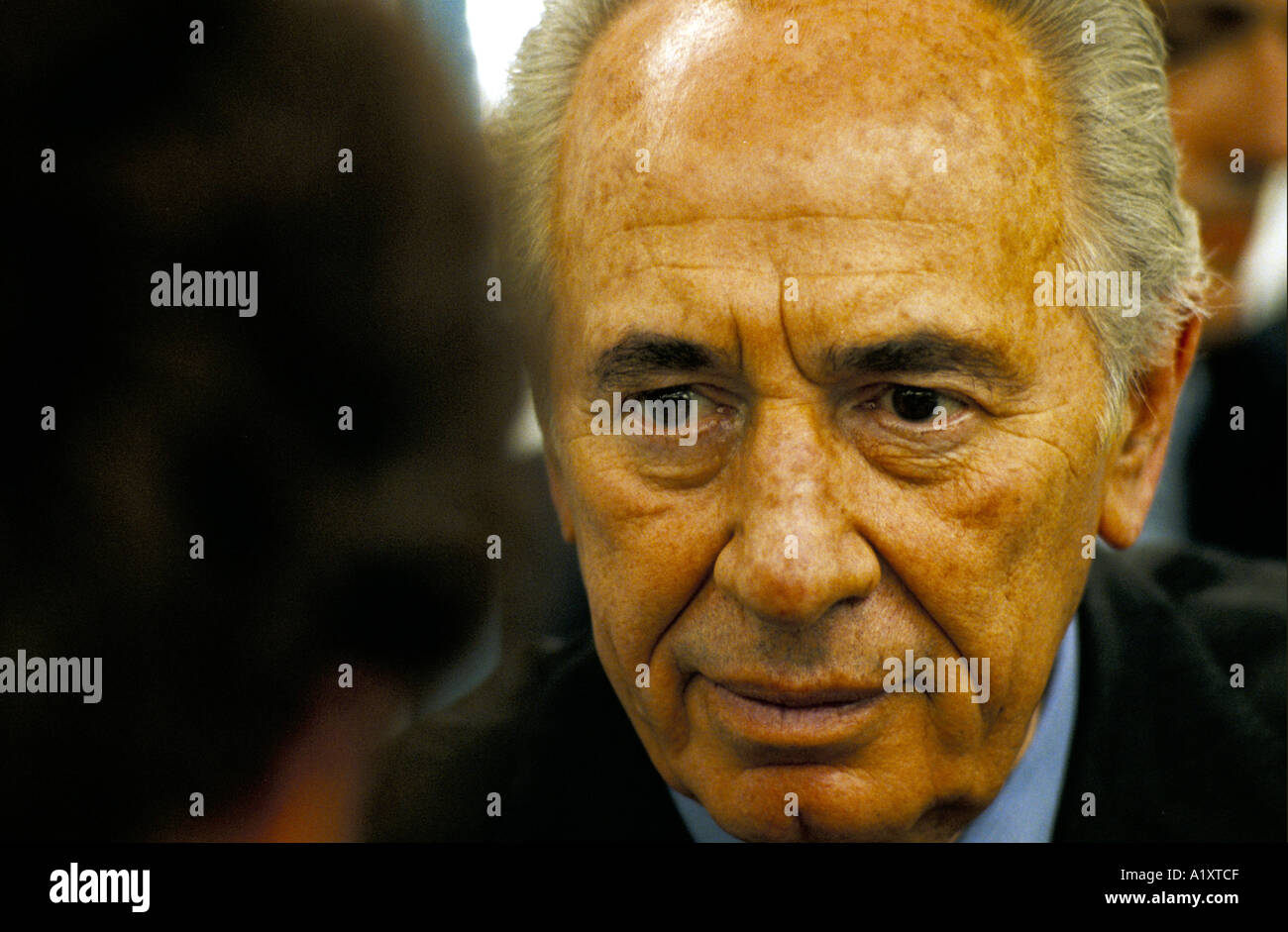 Élections israéliennes mai 1996, Shimon Peres, l'ÉCOUTE D'un électeur DANS UNE USINE DANS LE SUD D'ISRAËL 1996 Banque D'Images
