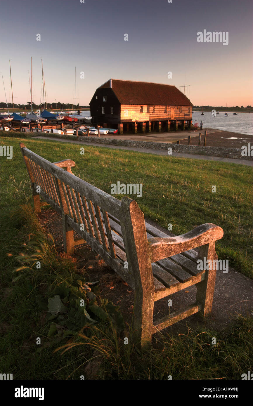Banc à quai et le port à Bosham, West Sussex Banque D'Images