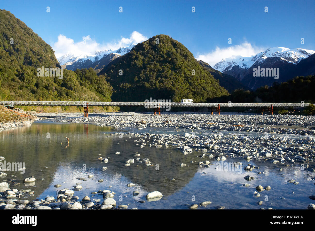 Pont et rivière Waiho près de Franz Josef Glacier Côte ouest de l'île du Sud Nouvelle-Zélande Banque D'Images