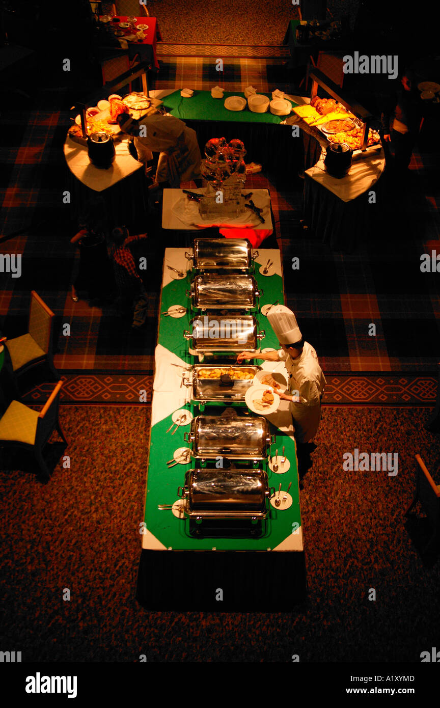 Chefs préparer la table des aliments pour les clients le jour de Noël à l'hôtel St Andrews, Fife, Scotland, UK, G B, Europe Banque D'Images