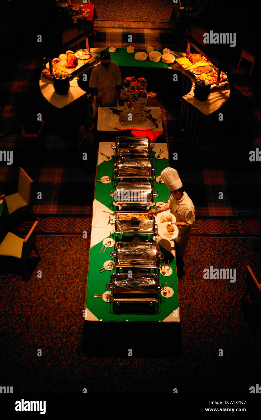 Chefs préparer la table des aliments pour les clients le jour de Noël à l'hôtel St Andrews, Fife, Scotland, UK, G B, Europe Banque D'Images