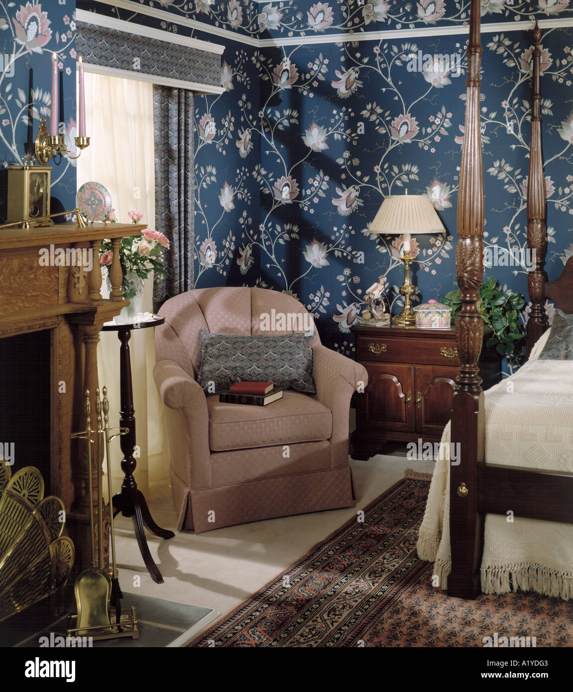 Chambre à coucher couvre-lit matelassé lit couette lampe nite night stand  cheminée 4 oreillers tapis oriental à baldaquin Photo Stock - Alamy