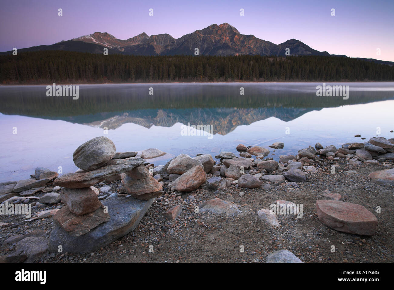 Rock sculpture sur la rive du lac Patricia, Jasper National Park, Alberta, Canada Banque D'Images