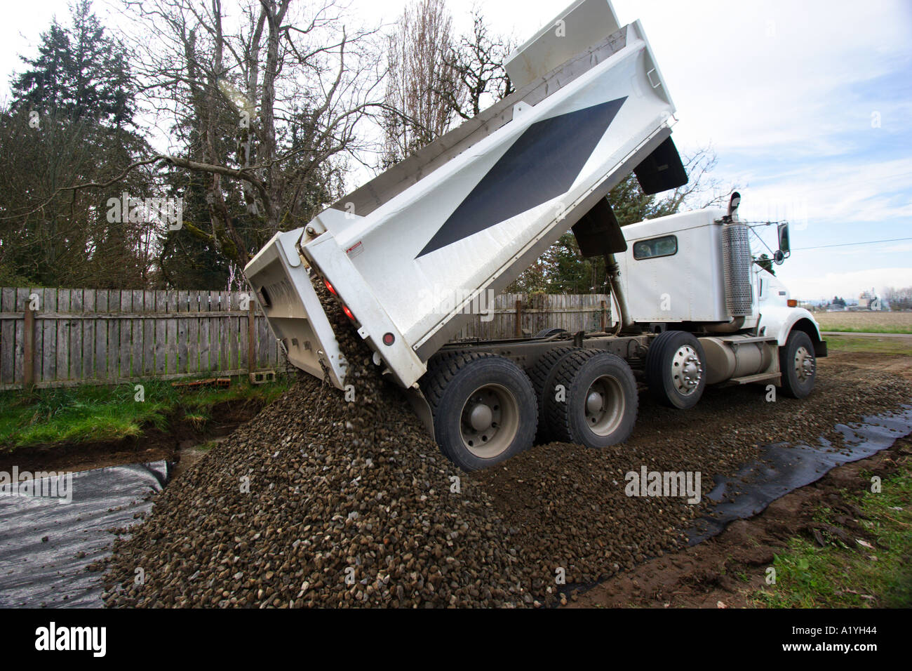 Dump Truck verse un chargement de gravier sur une nouvelle route Banque D'Images