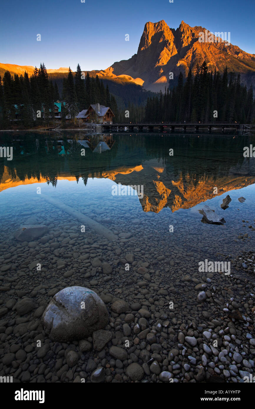 Soirée à la rive du lac Emerald, dans le parc national Yoho Banque D'Images