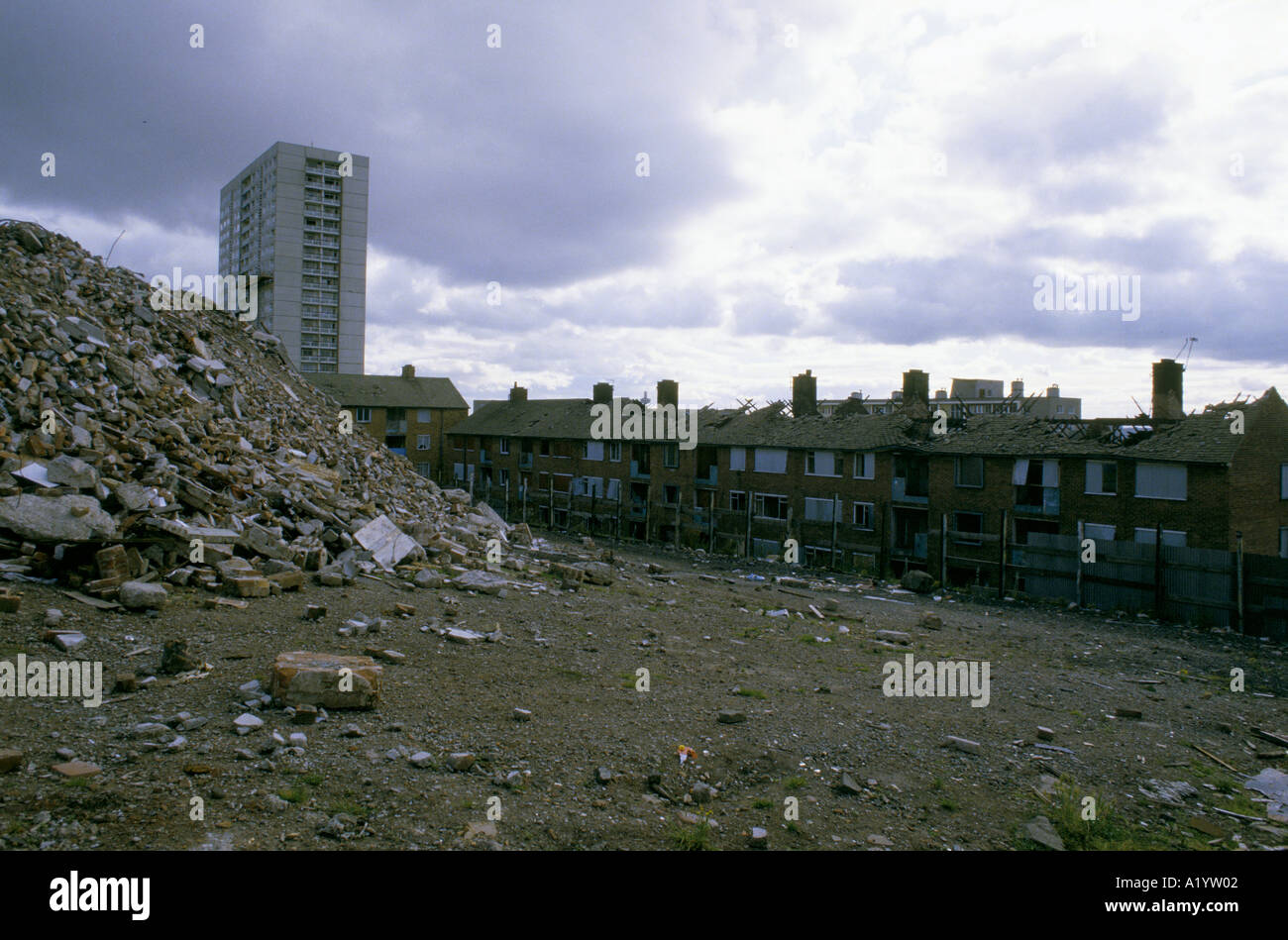 Les MAUVAISES CONDITIONS DE LOGEMENT AVEC DES TOITS À CÔTÉ DEMAGED SITE ABANDONNÉ EVERTON LIVERPOOL OCTOBRE 1985 Banque D'Images