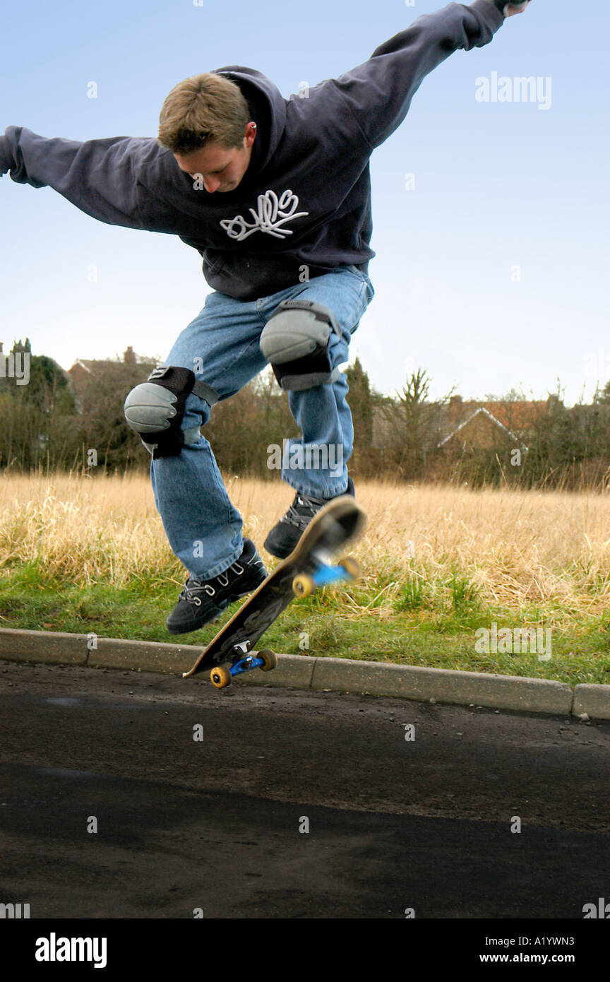 Teenage skateboarder faire un ollie, UK Banque D'Images