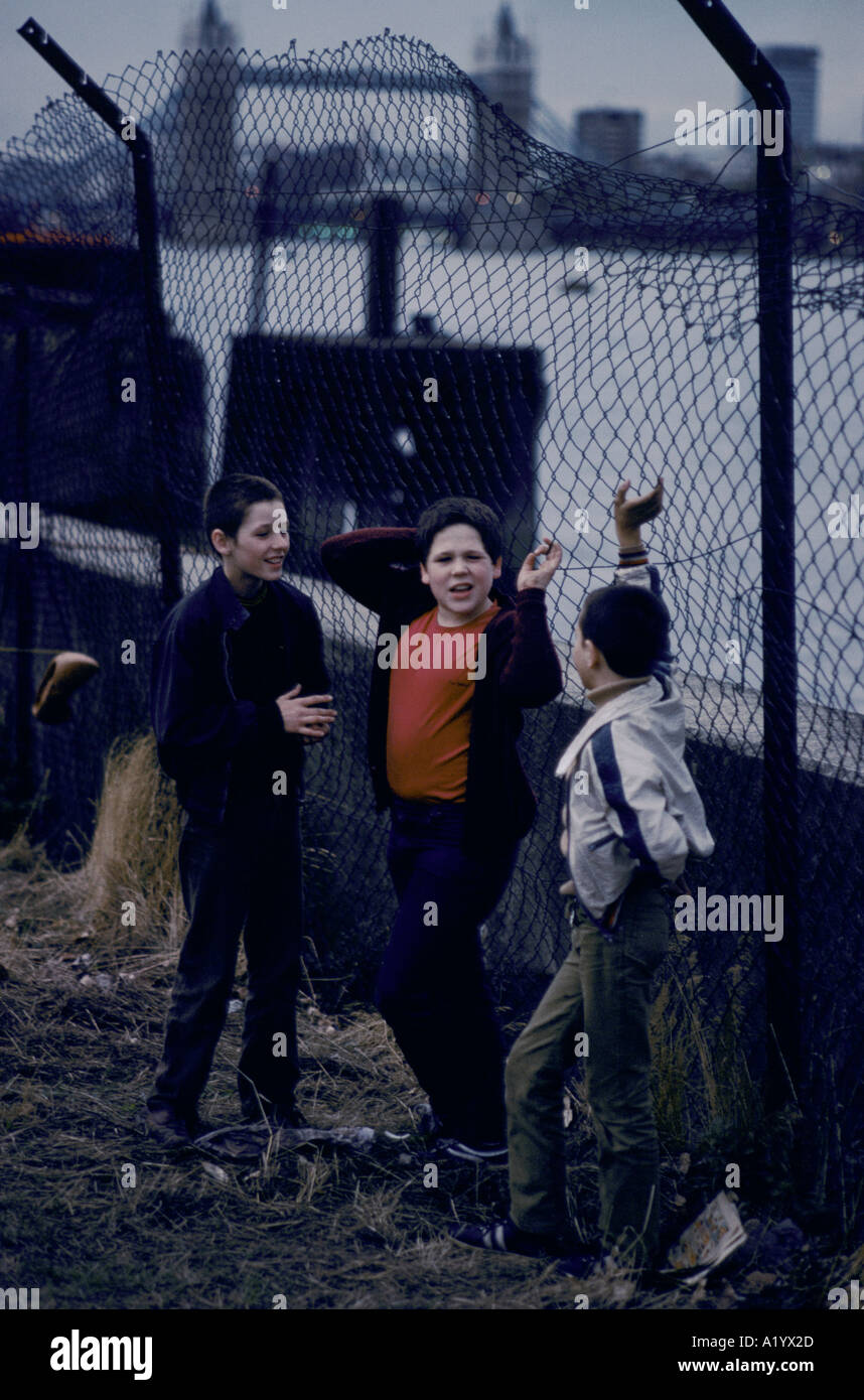 Trois jeunes garçons dans Londres BERMONDSEY Banque D'Images