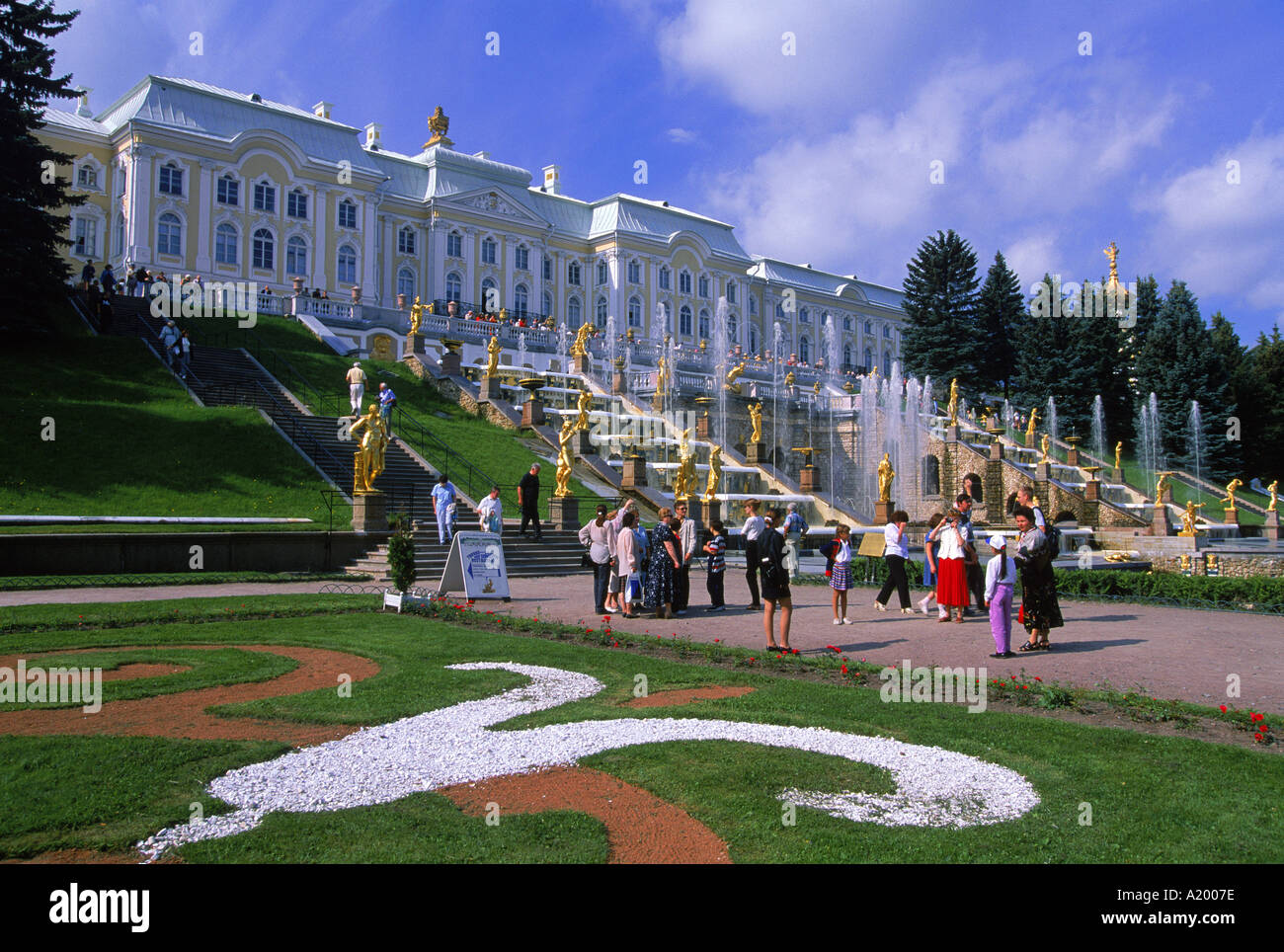 Les touristes à côté des fontaines devant le Palais d'été à Petrodvorets à Saint-Pétersbourg Russie G Hellier Banque D'Images