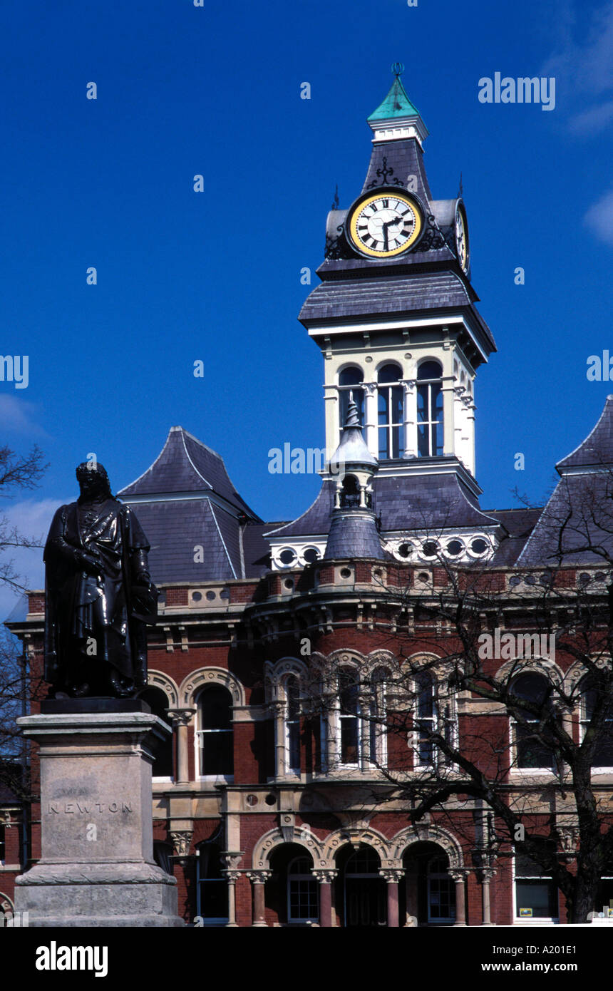 Guildhall et statue de Isaac Newton Angleterre Lincolnshire Grantham Banque D'Images