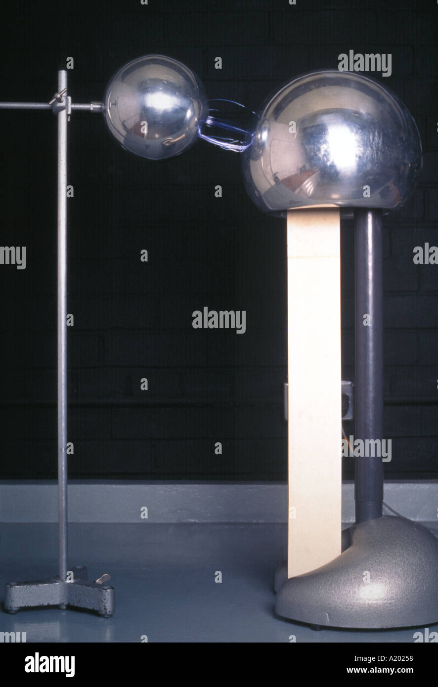 Générateur de Van de Graaff suscitant une prise de balle pleine longueur photo voir aussi A20479 pour close up Banque D'Images