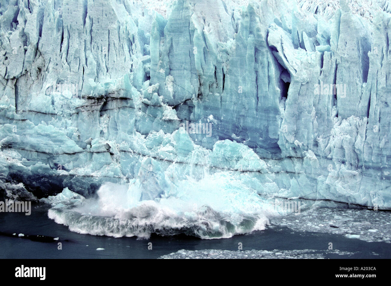 Bloc de glace tomber vers le bas le glacier Perito Moreno. Lago Argentino. Le Parc National Los Glaciares . La Patagonie. L'Argentine Banque D'Images