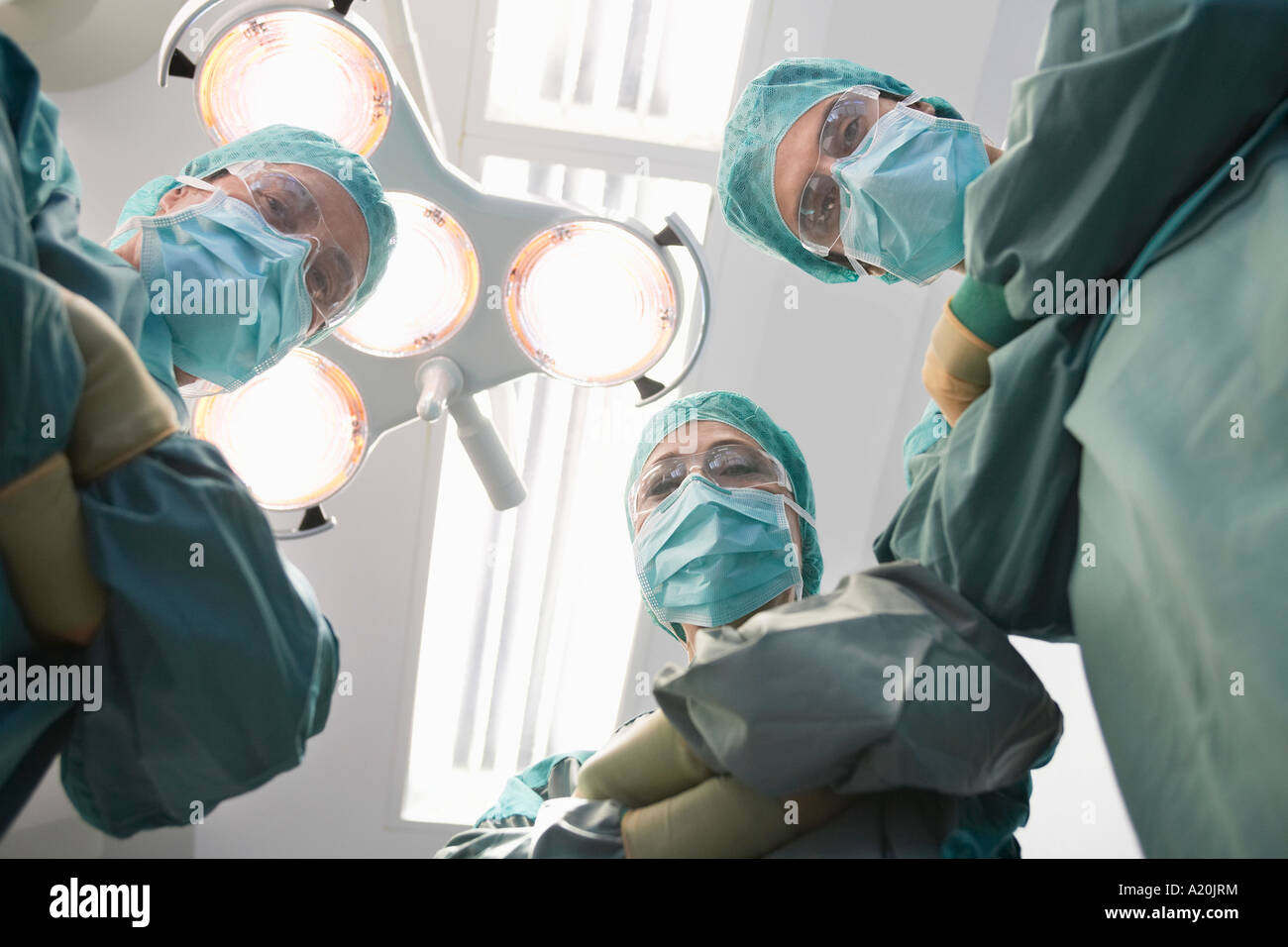 Chirurgiens en salle d'opération, regardant le patient, point de vue personnel Banque D'Images