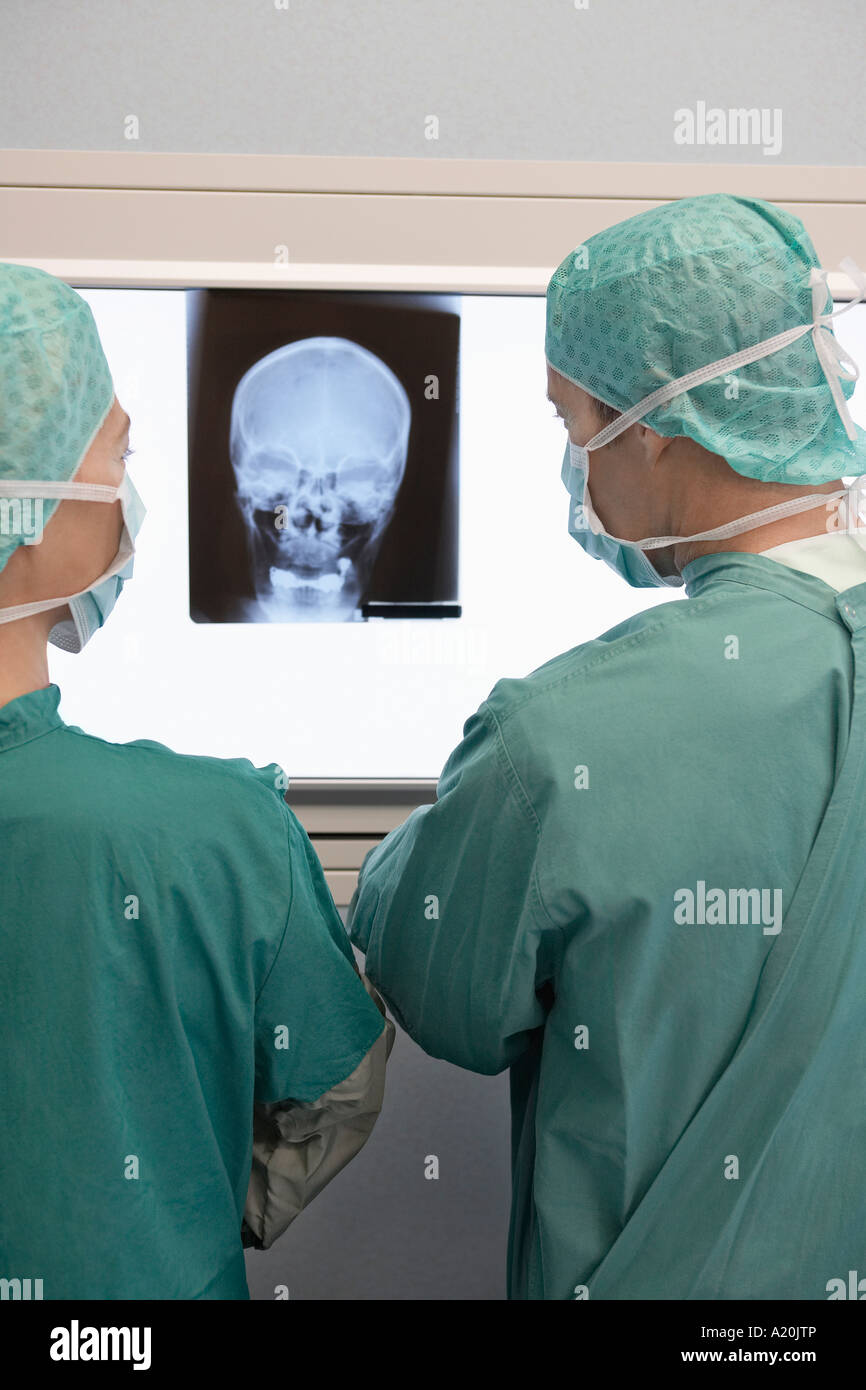 Les radiologues Examining X-Ray de crâne, vue arrière Banque D'Images