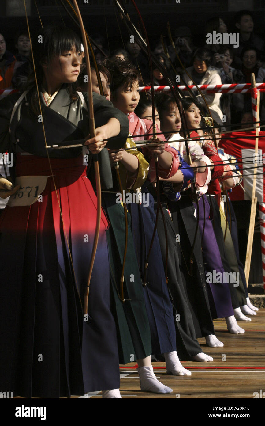 Toshi ya Matsuri festival, tir à l'Sanjusangen-do temple bouddhiste, Kyoto, Japon Banque D'Images