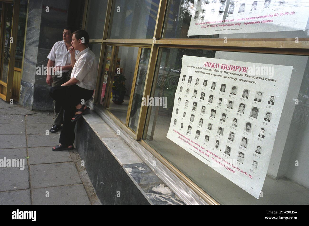 Affiche de la police des criminels recherchés, Tachkent, Ouzbékistan, CIS Banque D'Images