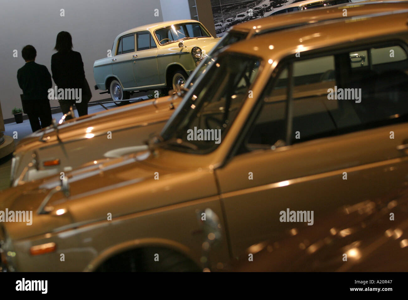 Couple dans le Toyota Automobile Museum Un musée de trois étages à l'histoire de voitures hier et d'aujourd'hui, Toyota, près de Nagoya, Japon Banque D'Images