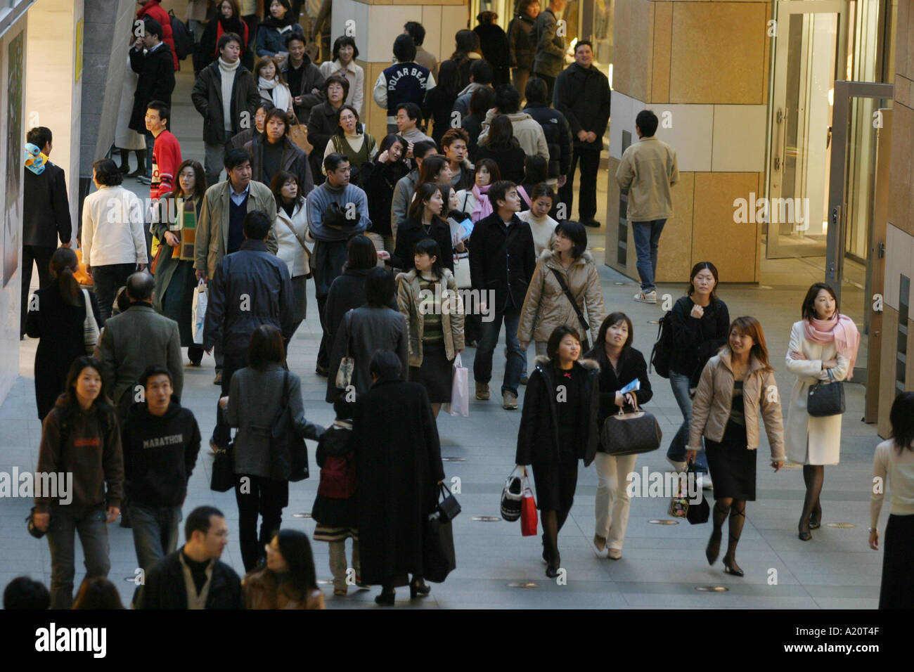 Visiteurs de la Tour Mori à l'intérieur du complexe commercial Roppongi Hills, Tokyo, Japon Banque D'Images