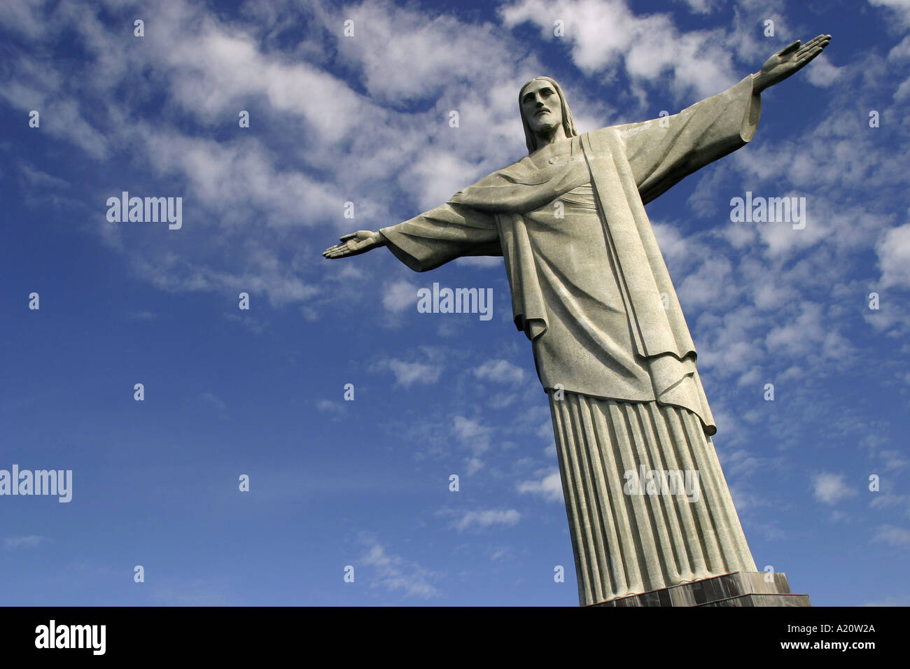 Statue du Christ Rédempteur se dresse au sommet de la montagne du Corcovado, Rio de Janeiro, Brésil. Banque D'Images