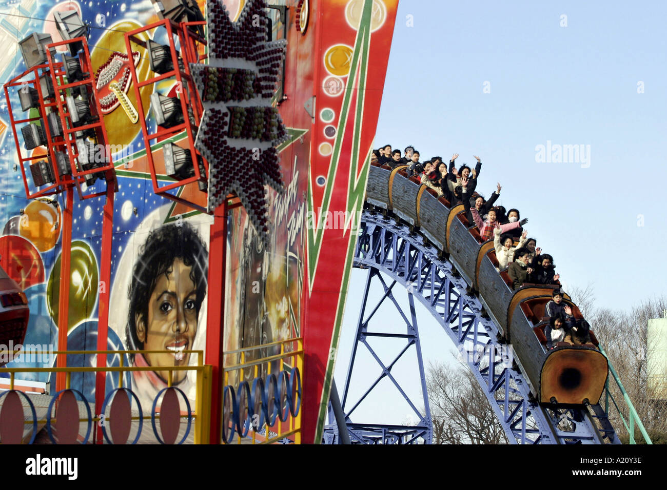 Enfants dans les montagnes russes du parc d'attractions et Toshimaen à côté de fresque de chanteuse pop Michael Jackson, Tokyo, Japon Banque D'Images