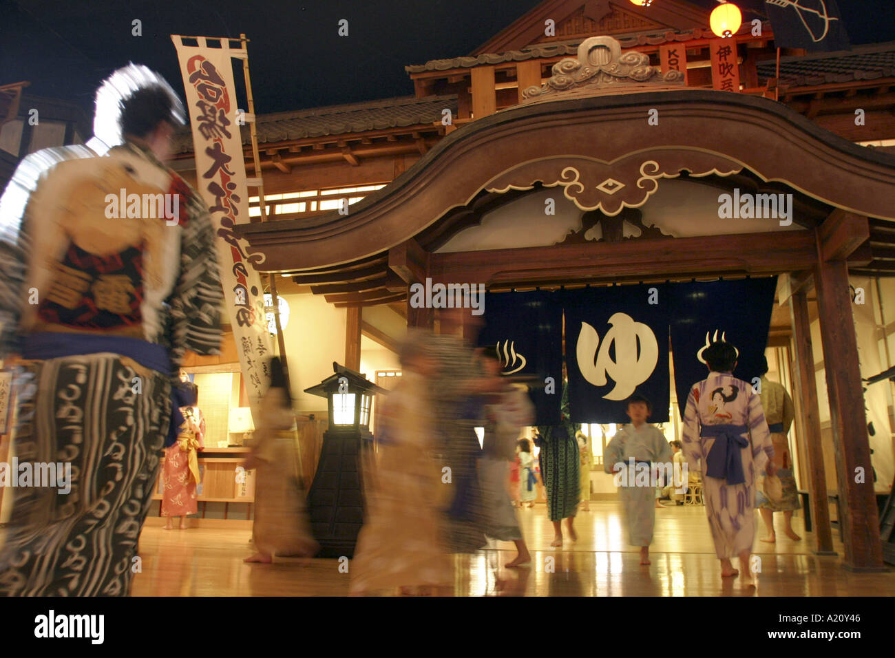 Les visiteurs à l'entrée de la baignoire chambres de l'Oedo Onsen Monogatari un onsen 24 heures chaudes complexe à Odaiba, Tokyo Banque D'Images