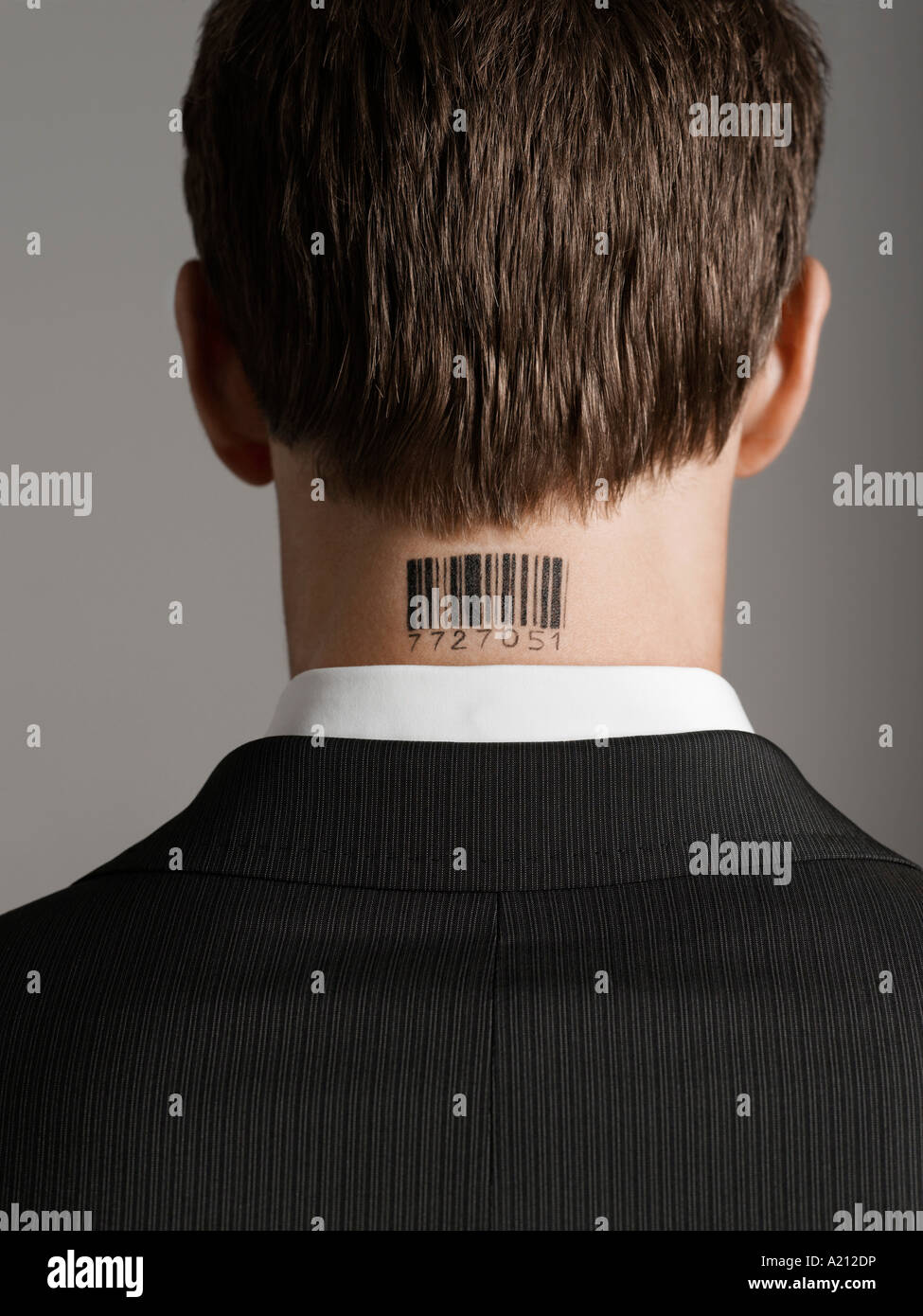 Jeune homme avec code barre tatouage sur son cou, vue arrière Banque D'Images