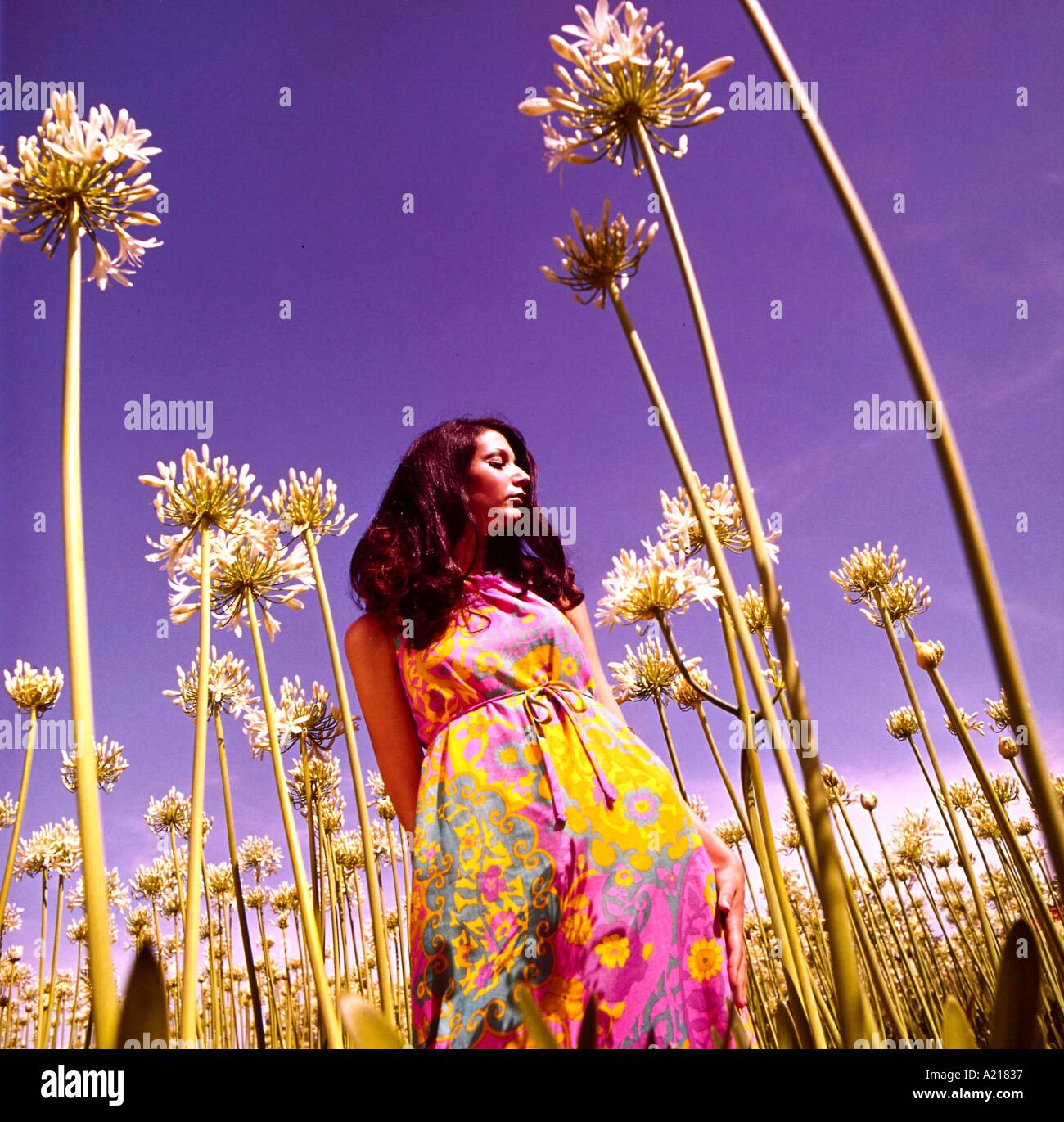 Femme en matière de grandes fleurs floral portant robe d'impression Kodak Banque D'Images
