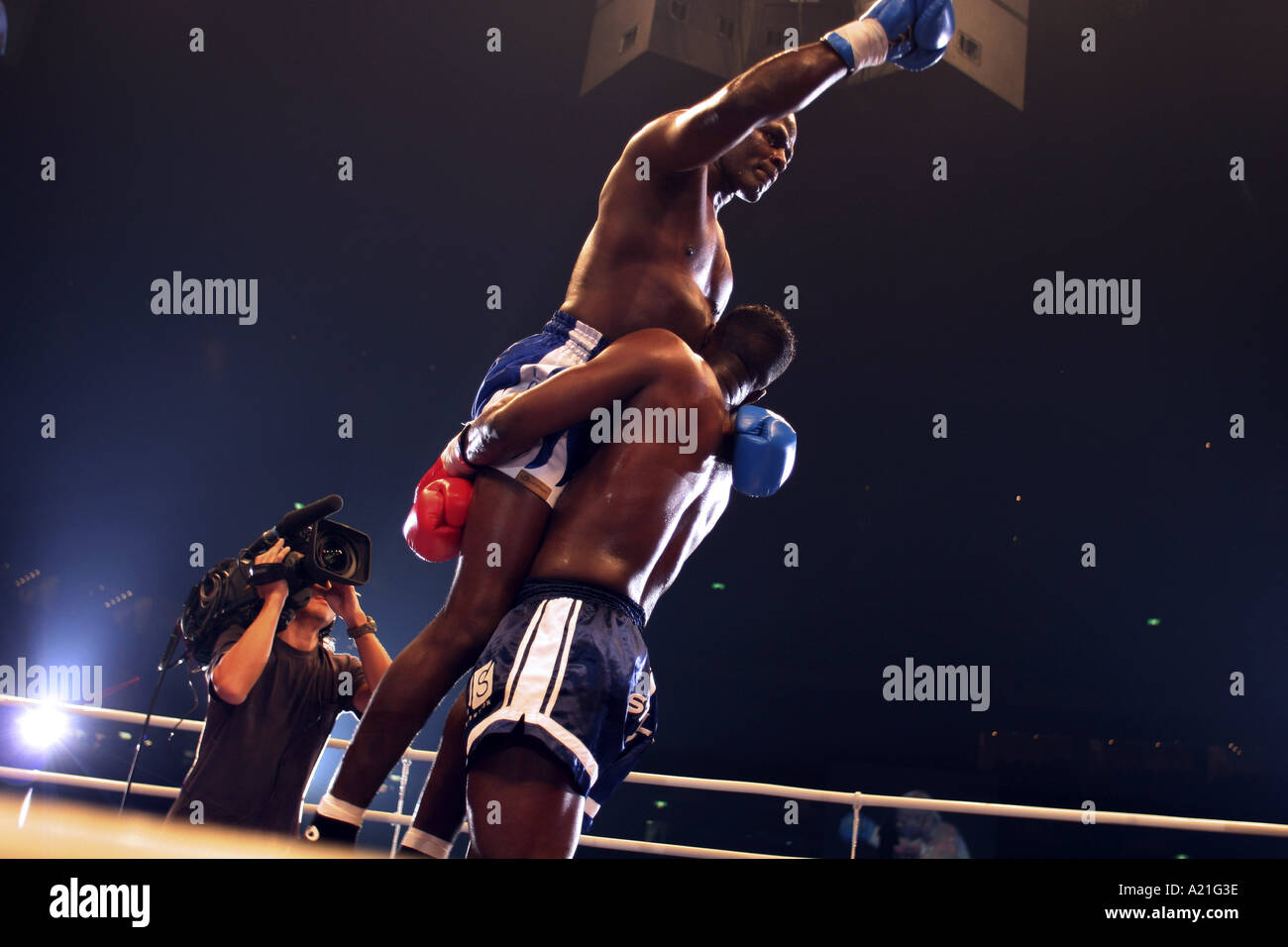 Les gagnants et les perdants dans un combat de kick boxing K-1, Tokyo Dome, Tokyo, Japon. Banque D'Images