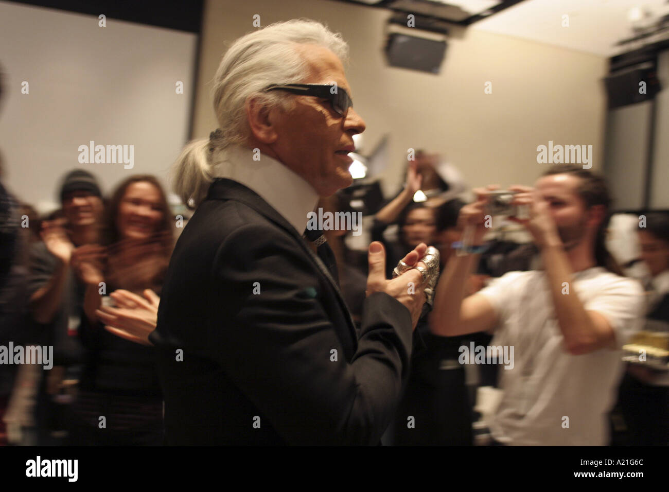 Karl Lagerfeld et applaudir les modèles les uns les autres en coulisses après Chanel fashion show, Tokyo, Japon. Banque D'Images