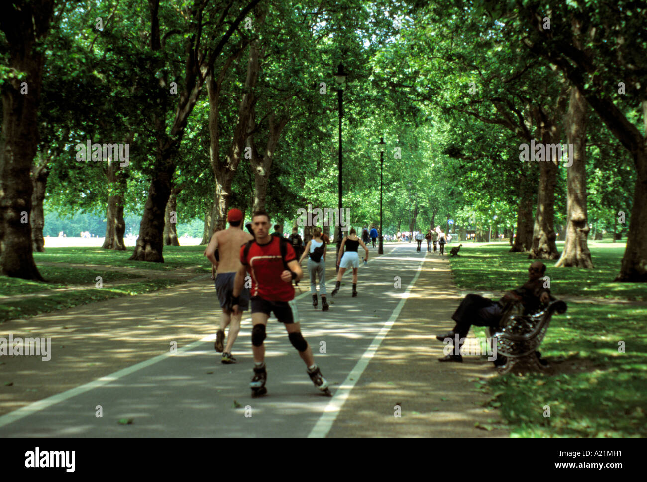 Go LONDON HYDE PARK JOGGERS PATINEURS Banque D'Images