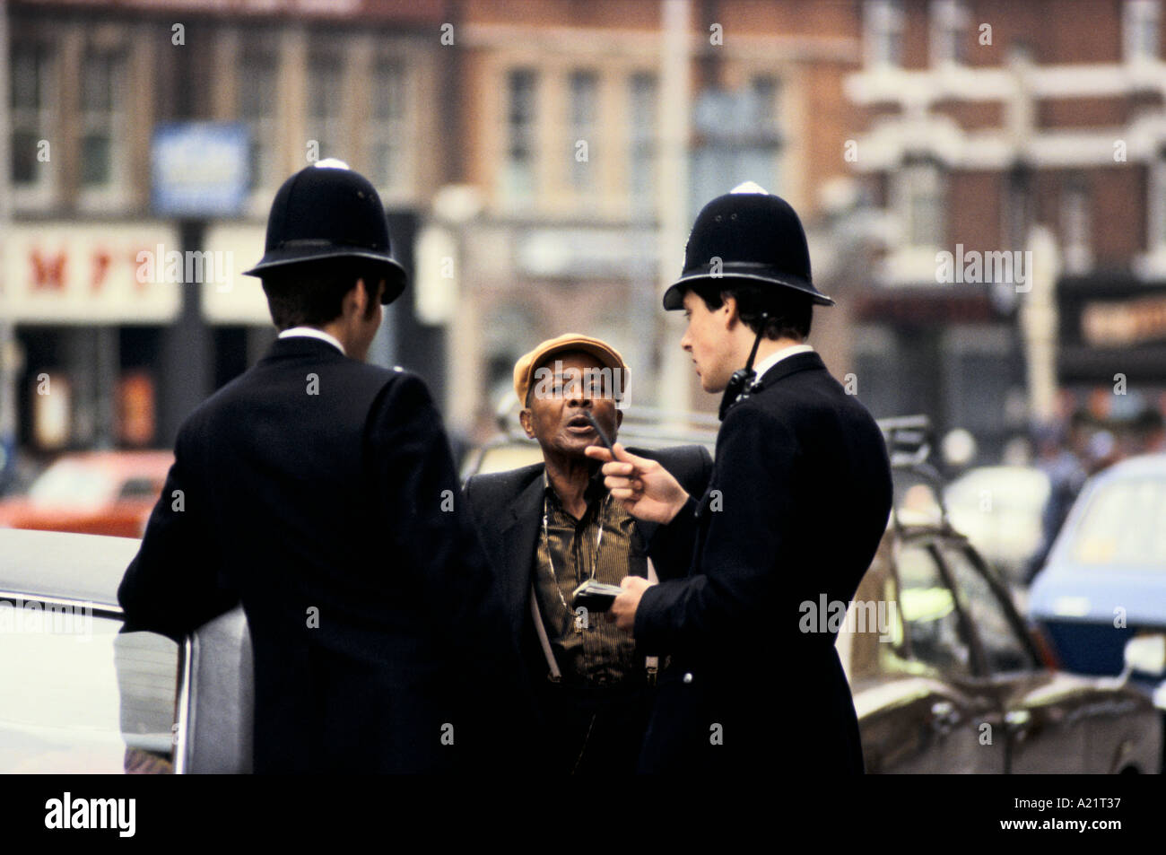 L'interrogatoire de police un homme à Brixton Banque D'Images