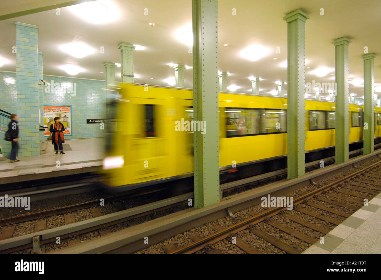 U Bahn (train jaune à la station Alexanderplatz à Berlin Est Banque D'Images