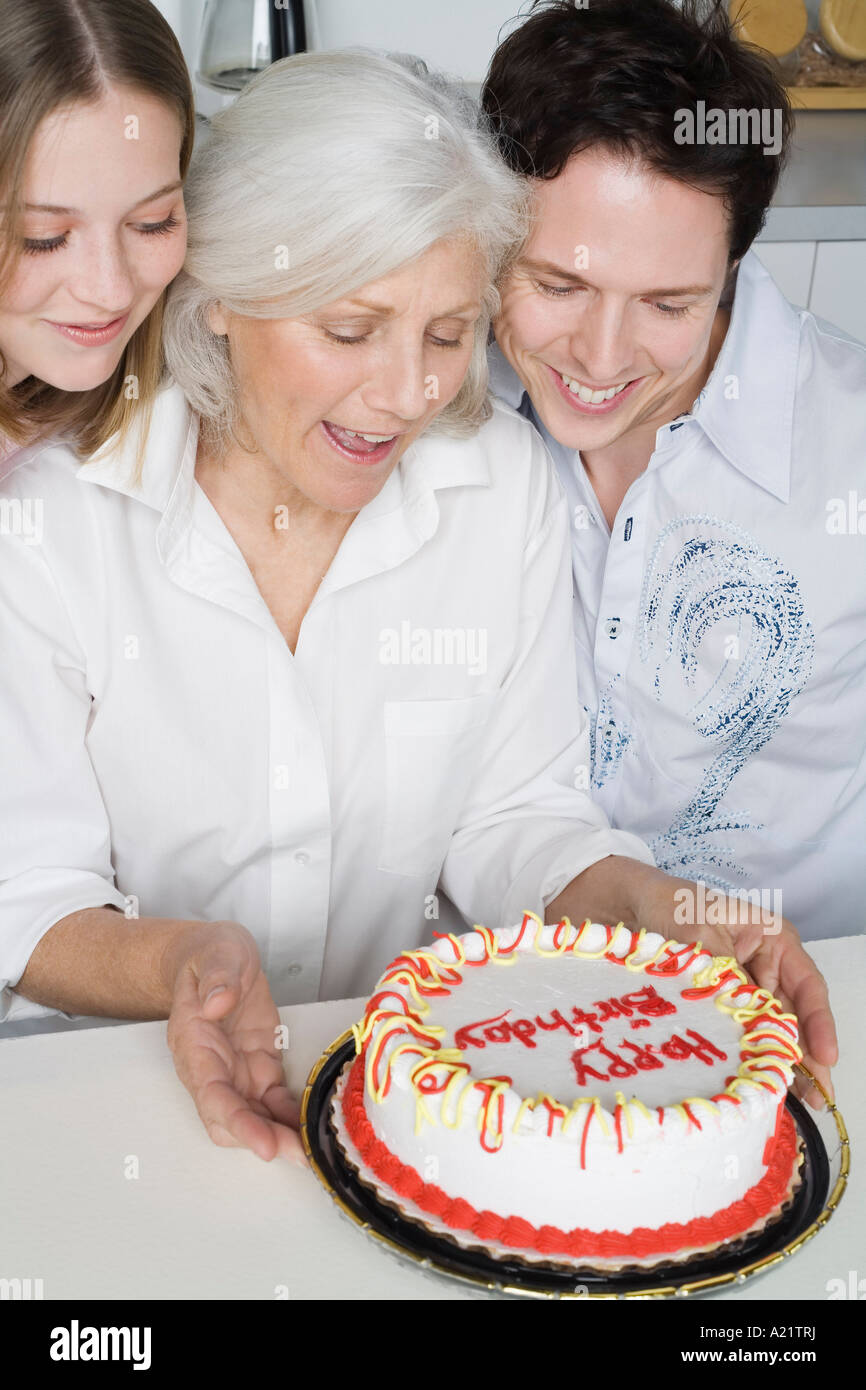 Grand Mere De Recevoir Le Gateau D Anniversaire De Petits Enfants Photo Stock Alamy