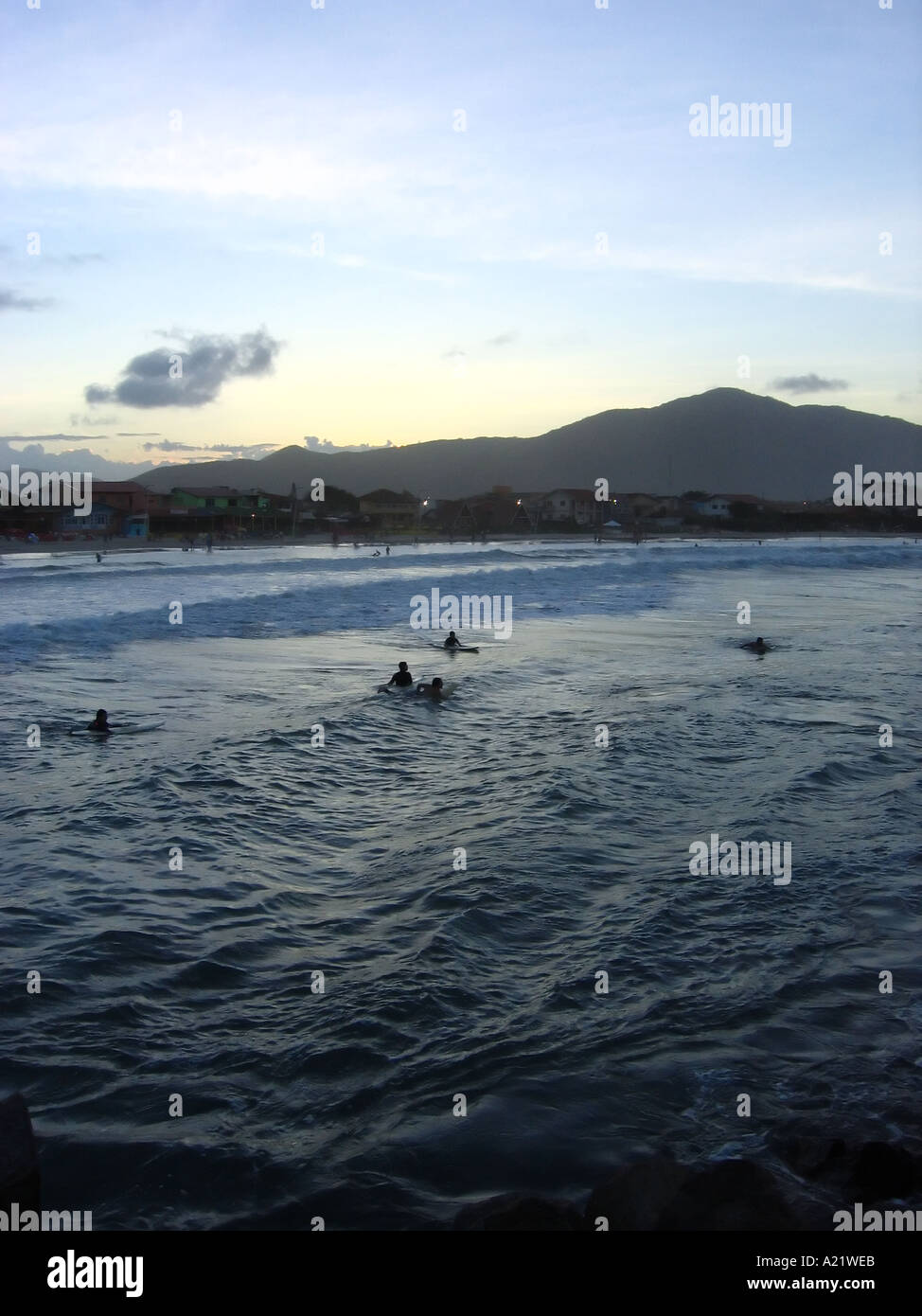 Les surfeurs attendent la prochaine vague Florianopolis Brésil Amérique du Sud Banque D'Images