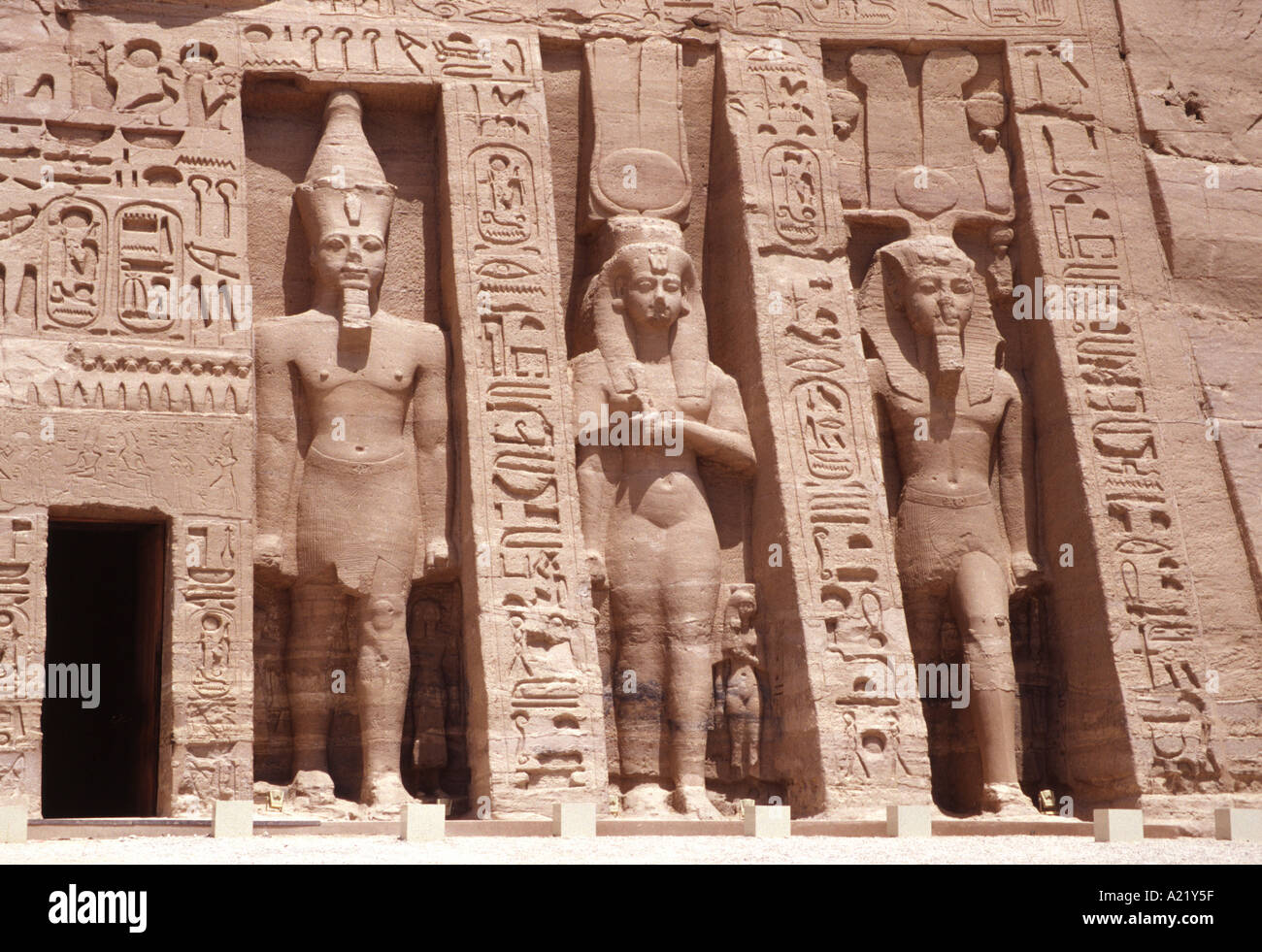 Des statues de Ramsès 11 Neferari et Temple d'Hathor Abu Simbel Egypte Banque D'Images