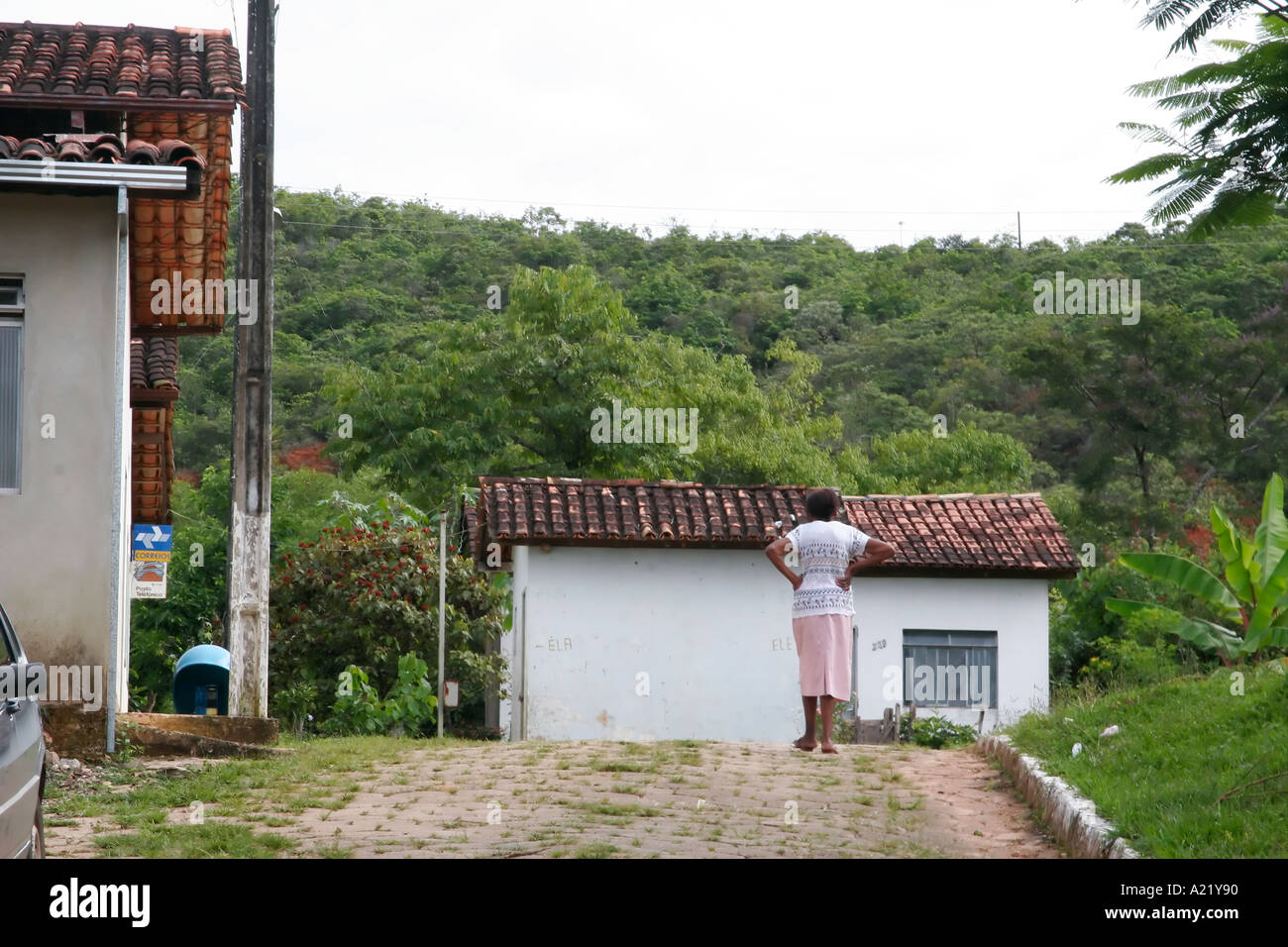 Femme en street village près de Belo Horizonte, Minas Gerais Brésil Amérique du Sud Banque D'Images