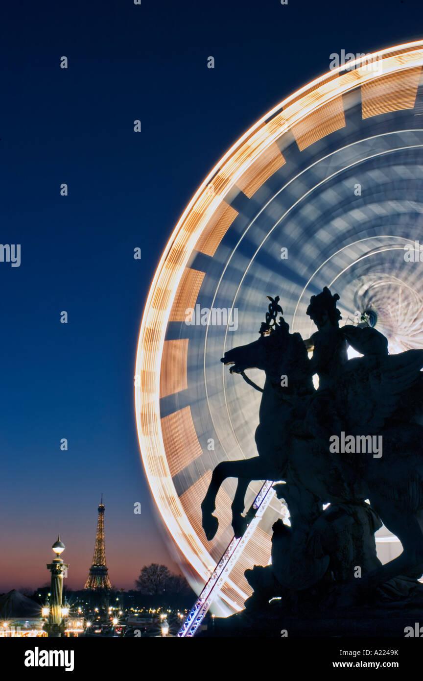 Paris France, Noël à Paris Statue du cheval avec grande roue tournant sur la place de la Concorde la nuit, 'la Renommée' Banque D'Images