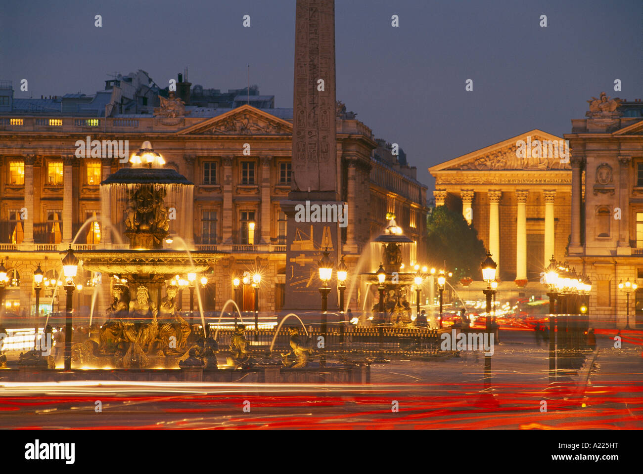 Le trafic sur le lieu de la Concorde de nuit Paris France Banque D'Images
