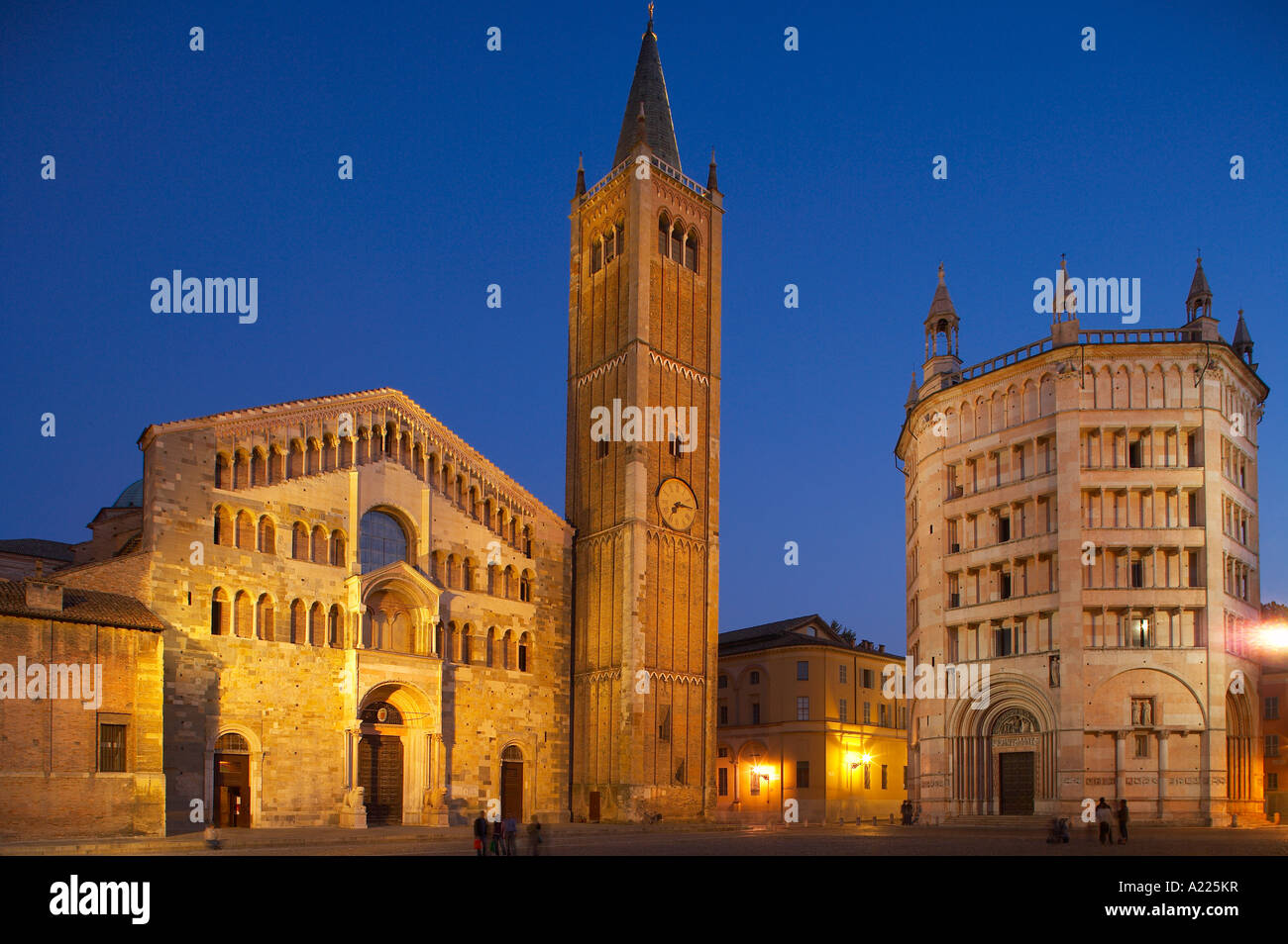 Le Duomo Campanile baptistère de nuit Piazza Duomo Parme Émilie-romagne en Italie NR Banque D'Images