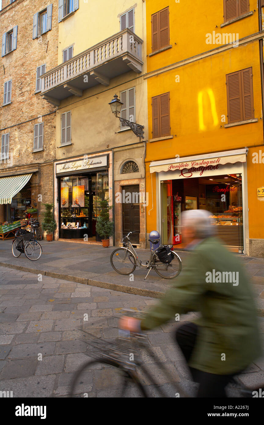 Scène de rue avec cycliste de Strada Farini Parme Émilie-romagne en Italie NR Banque D'Images