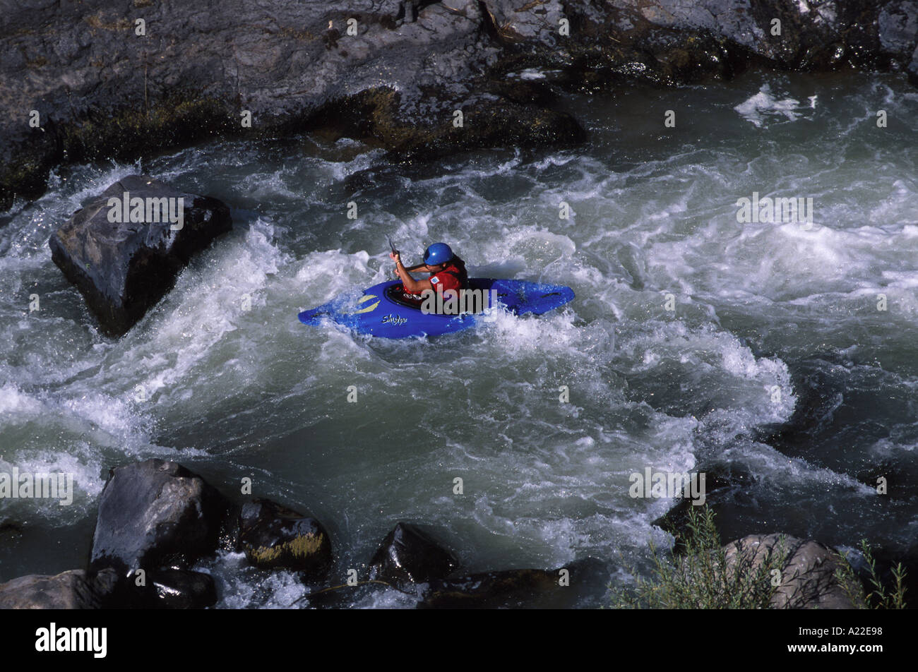 La kayakiste en eau vive Banque D'Images