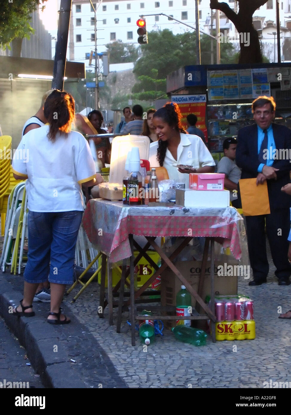 La vente des aliments de rue de décrochage, Rio de Janeiro, Brésil Banque D'Images